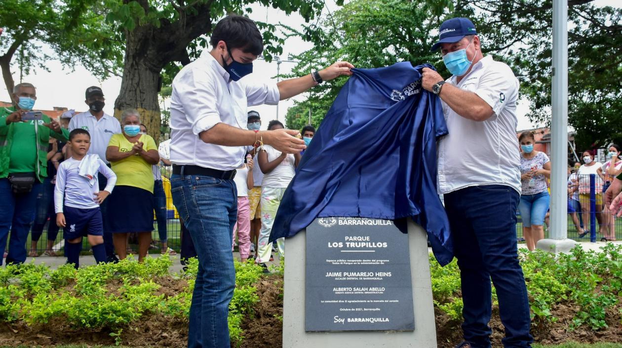 El alcalde Jaime Pumarejo y el gerente del ADIS Alberto Salah develan la placa. 