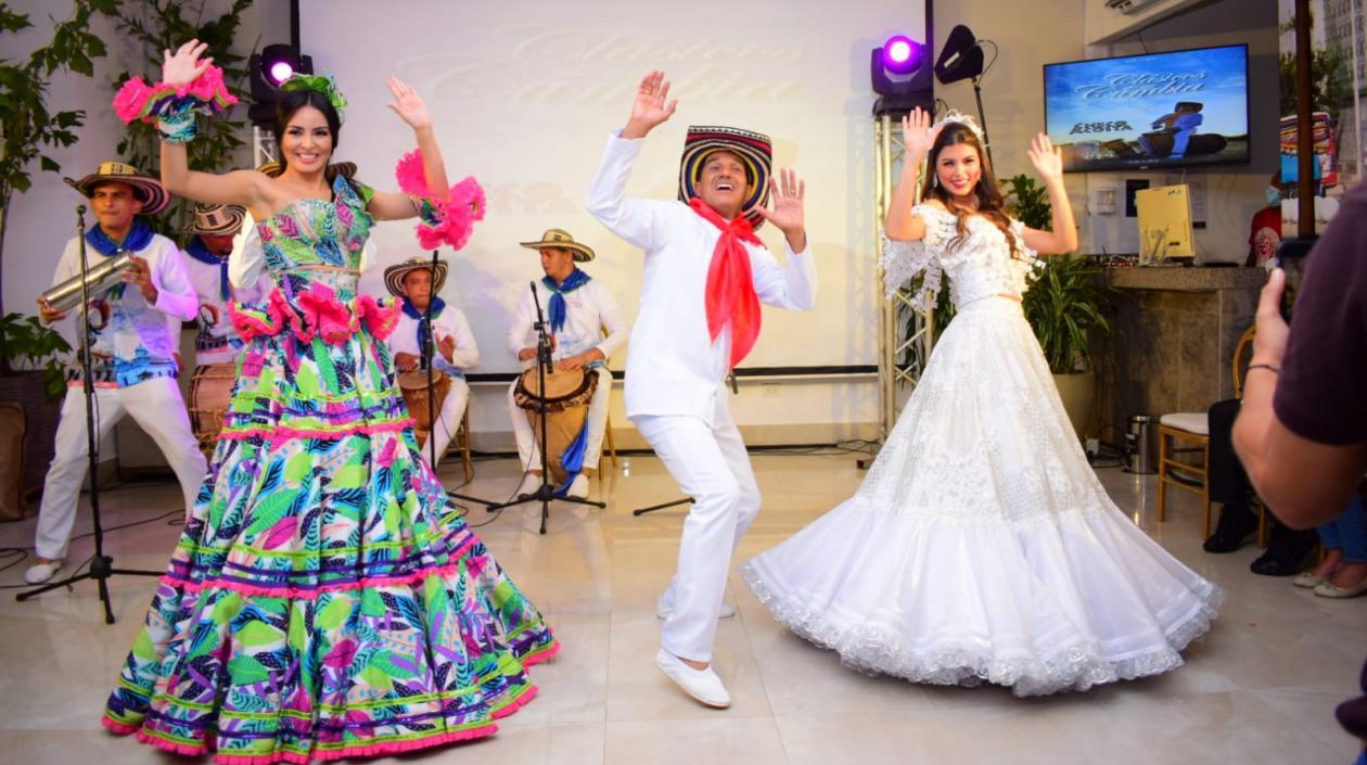 Las Reinas del Carnaval y Checo Acosta.