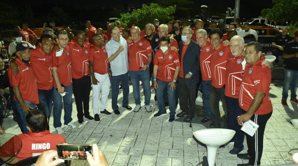 Fuad Char con jugadores y personalidades de la historia de Junior.
