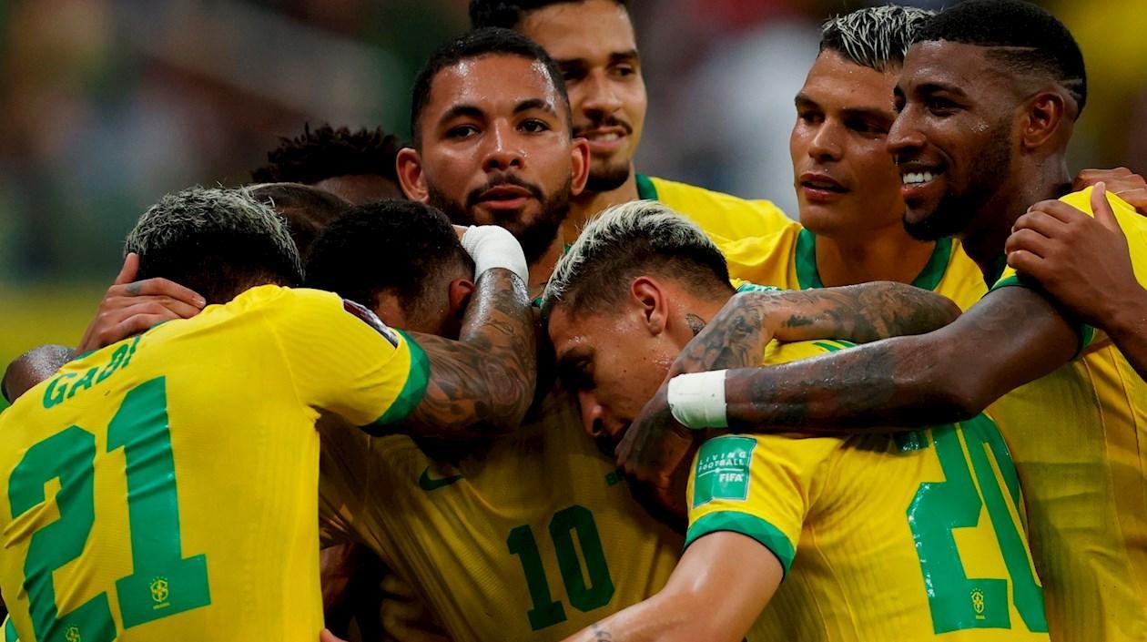- Gabigol (i) de Brasil celebra hoy con sus compañeros tras anotar contra Uruguay, durante un partido por las eliminatorias sudamericanas para el Mundial de Catar 2022.