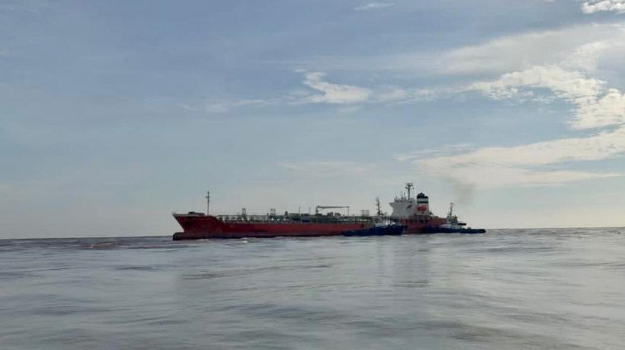  El buque encallado en Bocas de Ceniza lleva unas ocho toneladas de benceno.