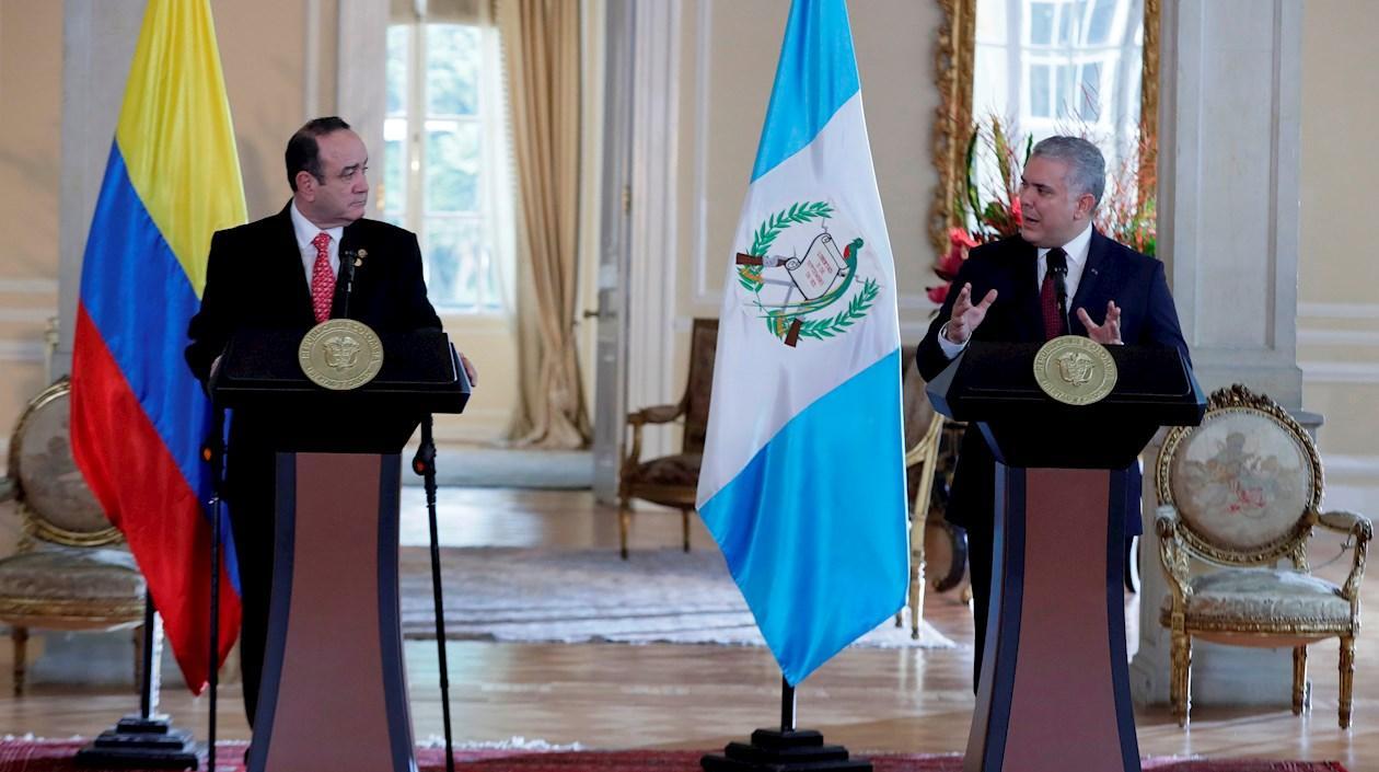 Los presidentes de Guatemala, Alejandro Giammattei (i) y Colombia (d) Iván Duque hablan hoy, desde la Casa de Nariño en Bogotá.