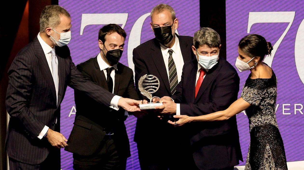 El rey Felipe VI (i) y la reina Letizia (d) entregan el Premio Planeta de novela a los guionistas y escritores Agustín Martínez (2i), Jorge Díaz (c) y Antonio Mercero (2d), presentados bajo el seudónimo de Carmen Mola con la novela 'La bestia'.