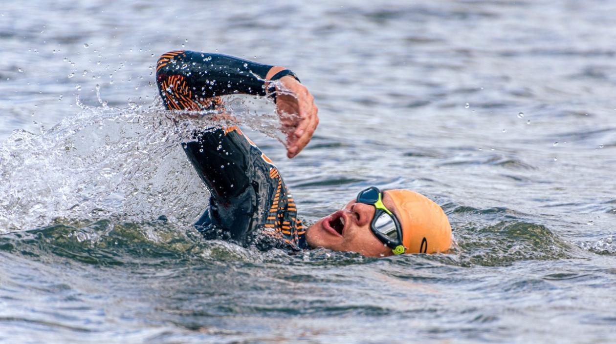 Participante de natación en aguas abiertas. 
