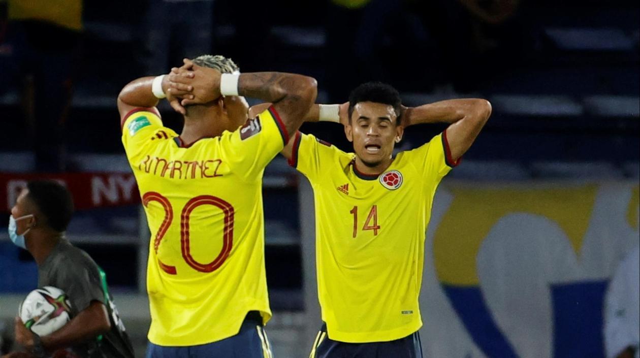 Luis Díaz y Roger Martínez se lamentan tras una oportunidad desperdiciada. 