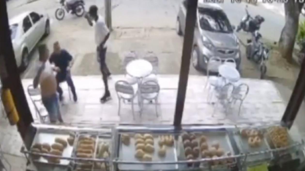 Momento del atraco en una panadería de Cali. 
