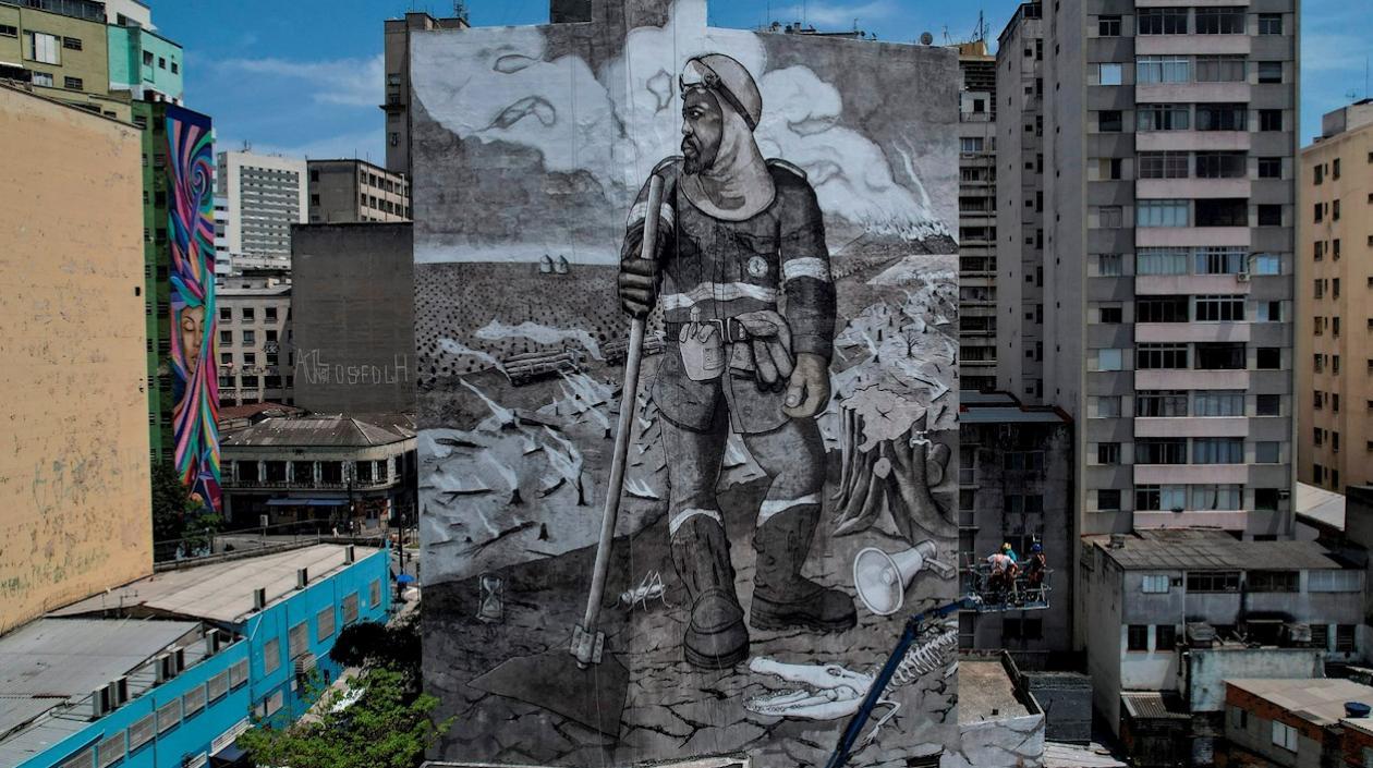 Recreación hecha por el artista y activista Mundano de la emblemática pintura "El labrador del café" (1934), en Sao Paulo (Brasil). 