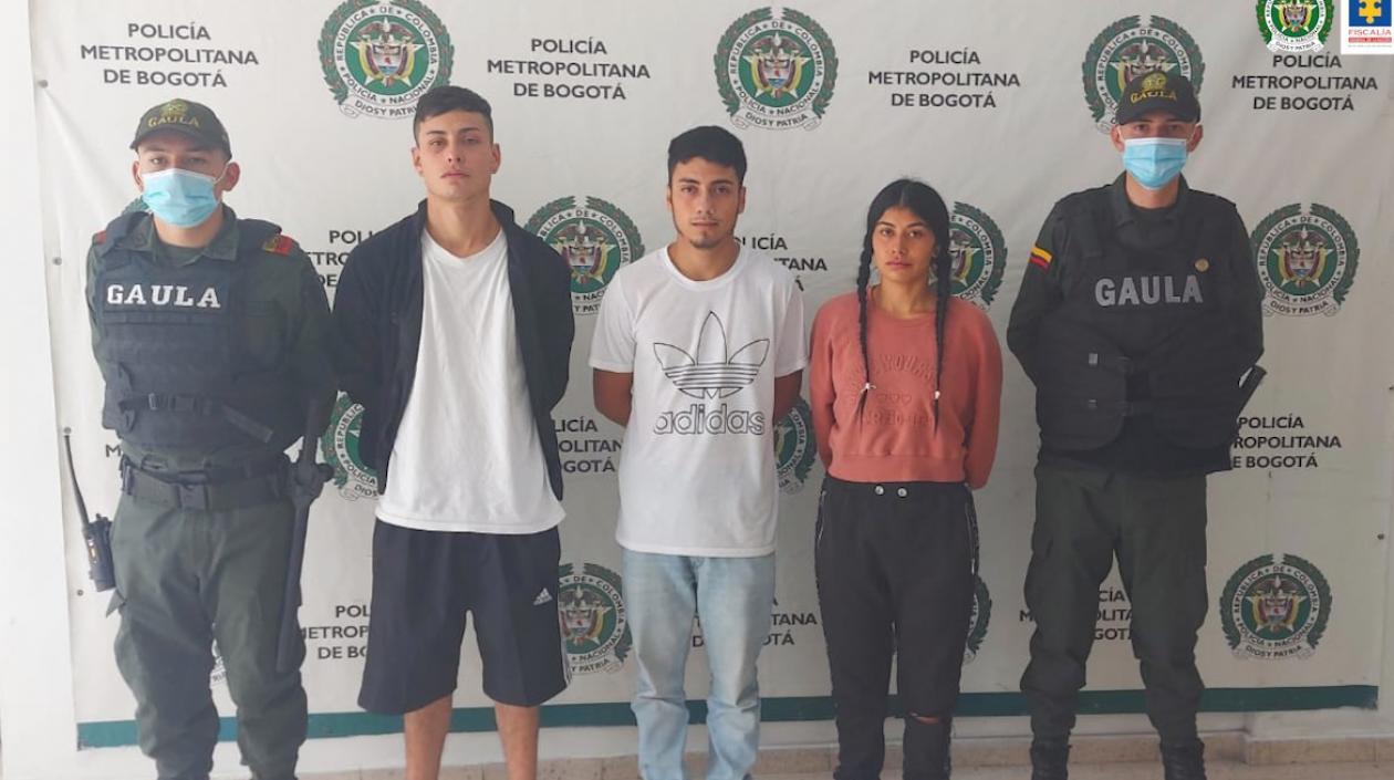 A los tres detenidos les incautaron cuatro teléfonos celulares y 19 tarjetas bancarias.