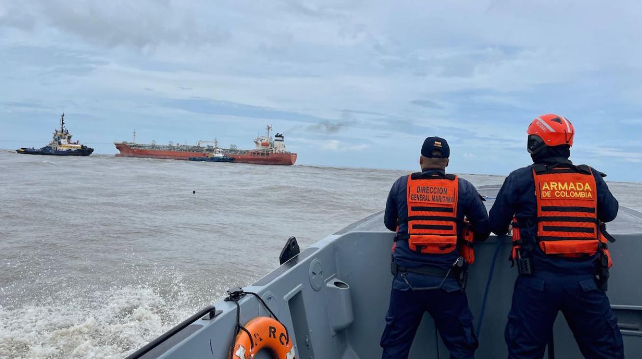 Personal de la Dimar y Armada Nacional monitoreando las maniobras.