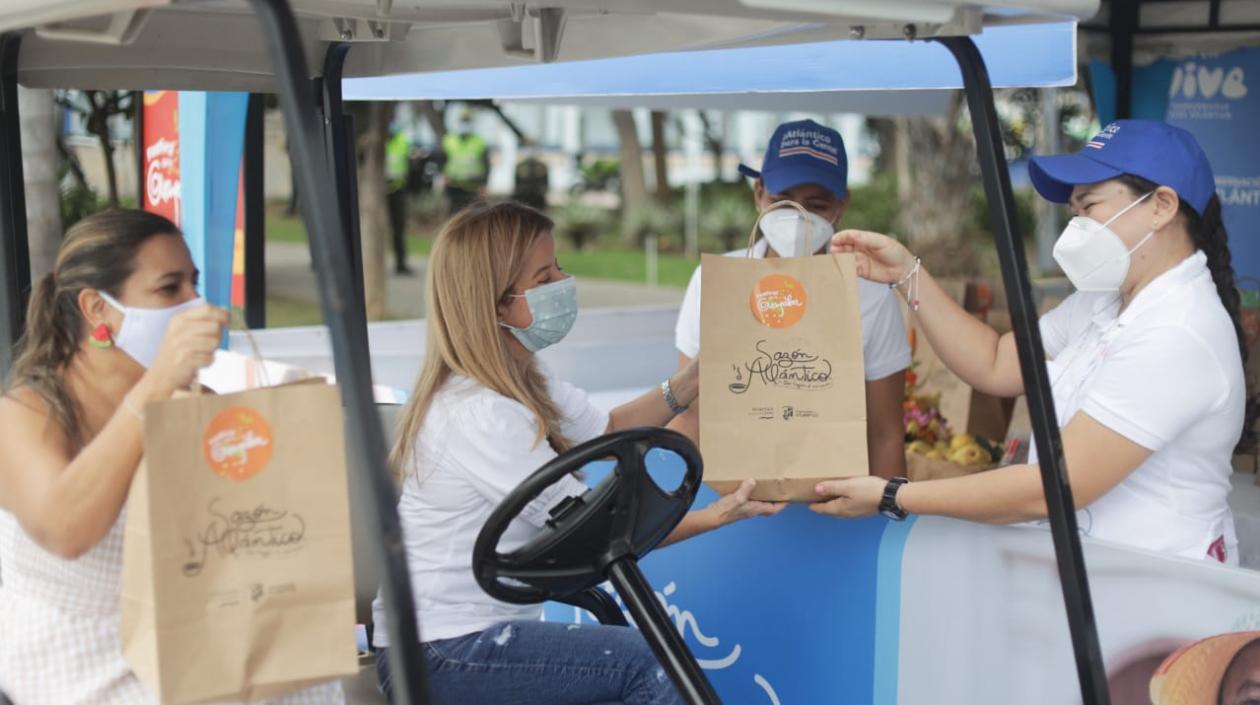 La Gobernadora, en compañía de la Secretaria de Cultura, en el Drive Thru de la Plaza de la Paz.