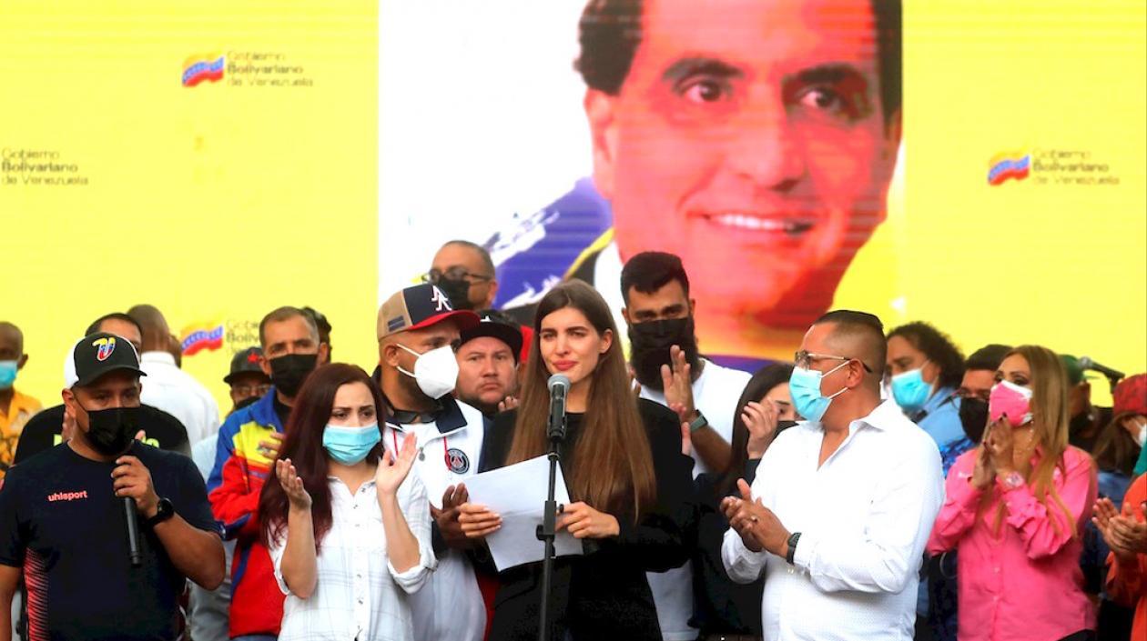 Camila Fabri, leyendo el mensaje de su esposo Alex Saab.