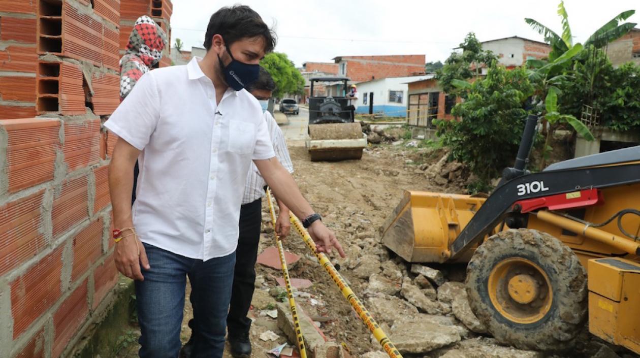 El Alcalde Jaime Pumarejo supervisando obras viales en el suroccidente de Barranquilla.