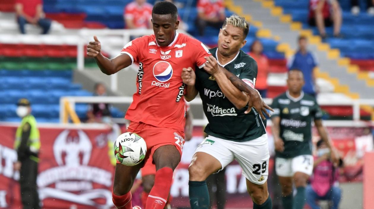 Teófilo Gutiérrez, delantero del Deportivo Cali, disputa la pelota con un rival. 