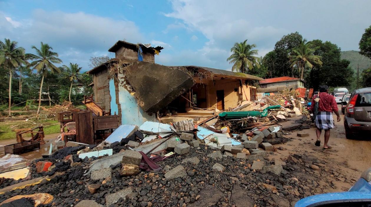 Los corrimientos de tierra y las inundaciones son habituales en la época del monzón en el sur de Asia.