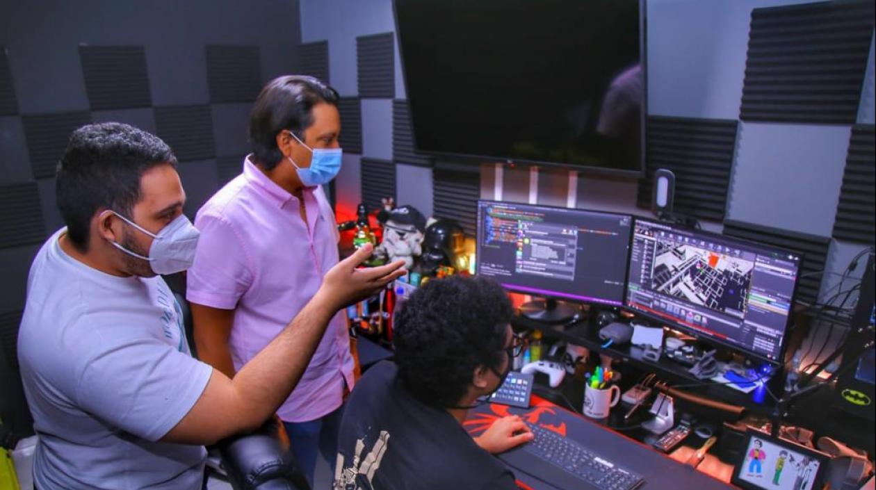 El secretario TIC del Atlántico, Juan Carlos De la Cruz, apoya convocatoria para becas a jóvenes para aprender hacer videojuegos.