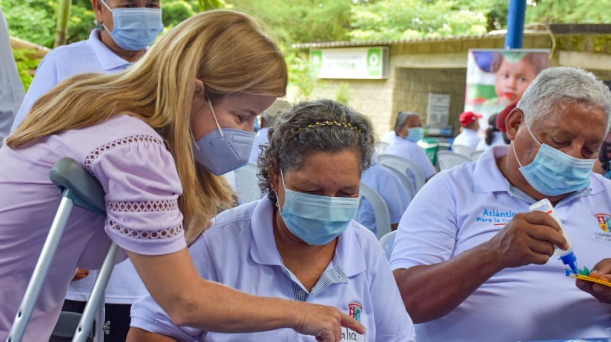 La gobernadora, Elsa Noguera, asistió en Sibarco al lanzamiento oficial del programa.