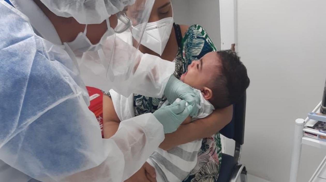 La vacunación va dirigida también a niños menores de 6 años.