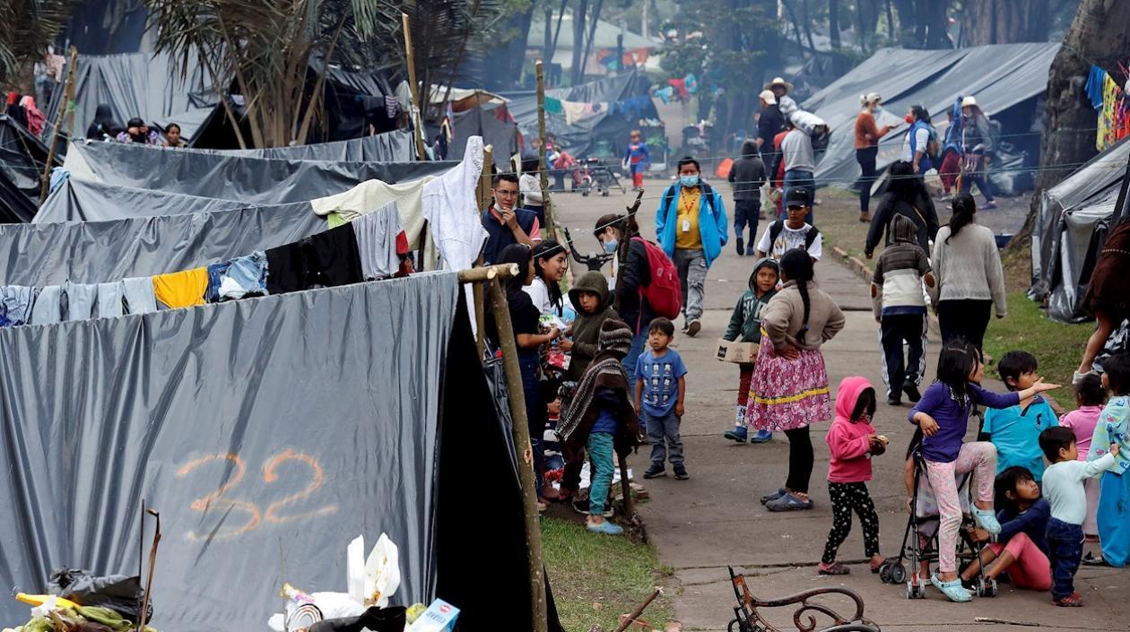 Indígenas de diferentes regiones del país son vistos instalados en carpas improvisadas en el parque Nacional
