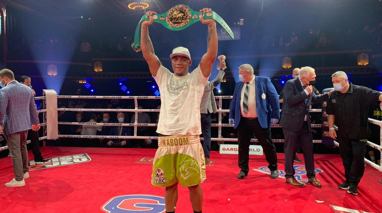 Òscar Rivas, colombiano campeón mundial del peso puente del CMB.