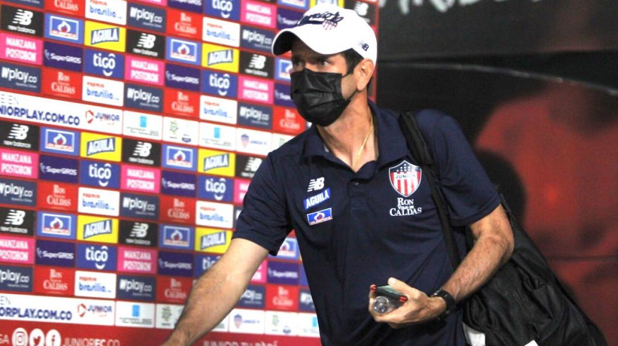 Arturo Reyes, DT del Junior.