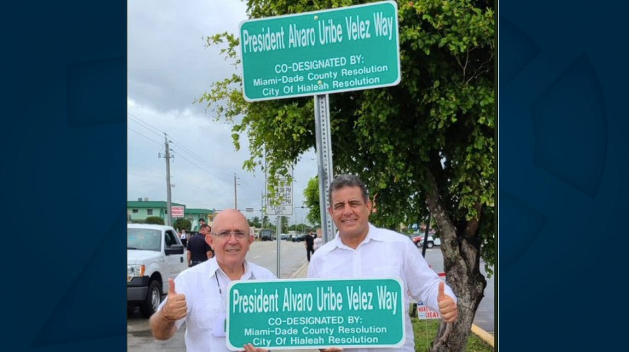 Simpatizantes del expresidente Álvaro Uribe Vélez durante la inauguración.