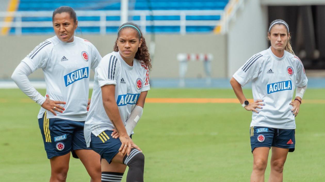Gisella Cuesta y Daniela Ospina le apuntan a la titular. 