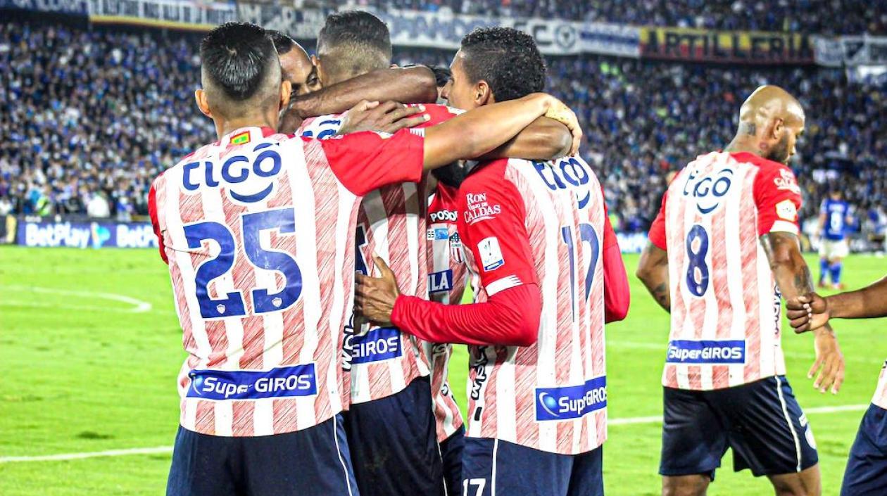 Jugadores del Junior celebrando el gol de Homer Martínez.