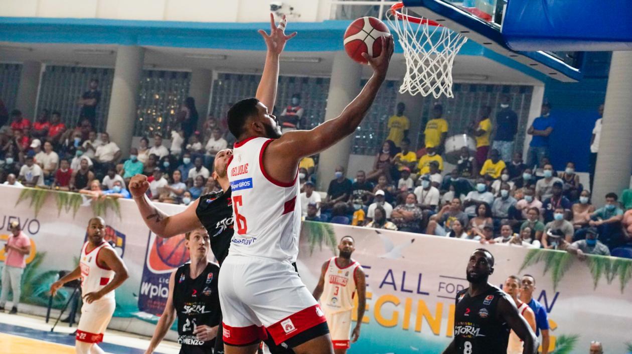 Soren Deluque intenta anotar. 