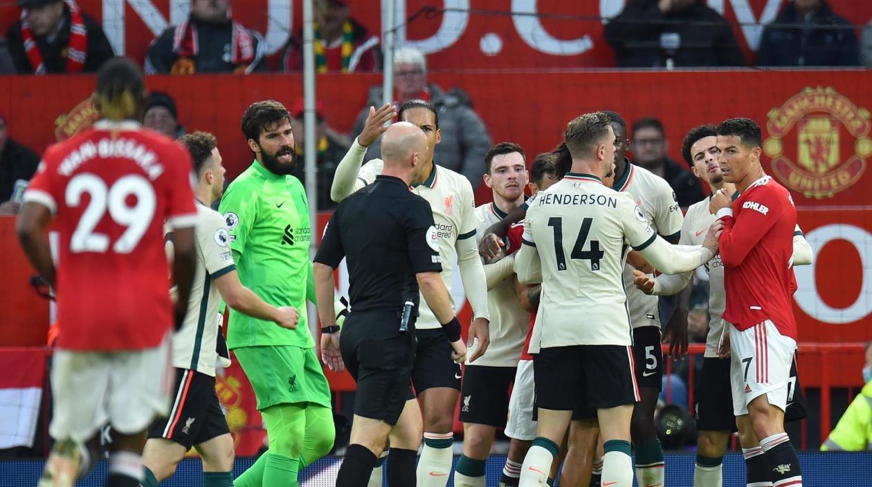 Jugadores del Liverpool increpan a Cristiano Ronaldo. 