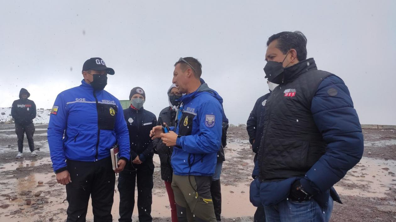 Grupo de socorro coordina rescate de escaladores.