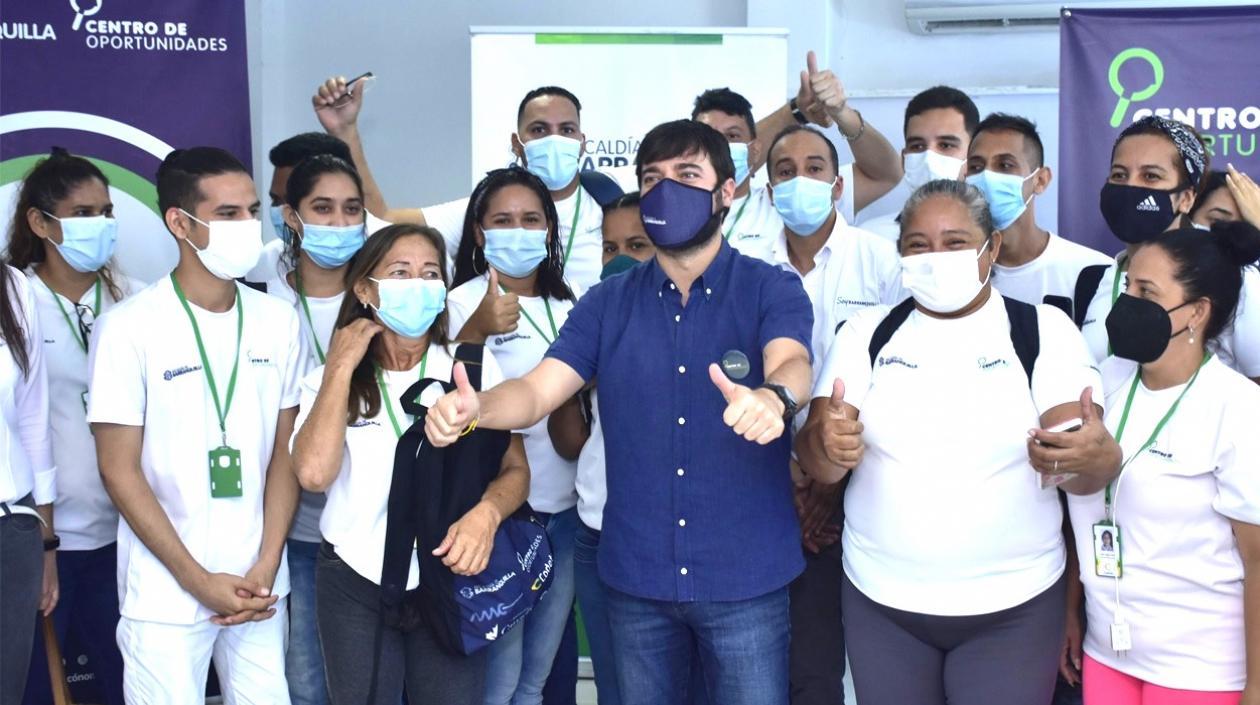 El Alcalde Jaime Pumarejo con participantes en el programa.
