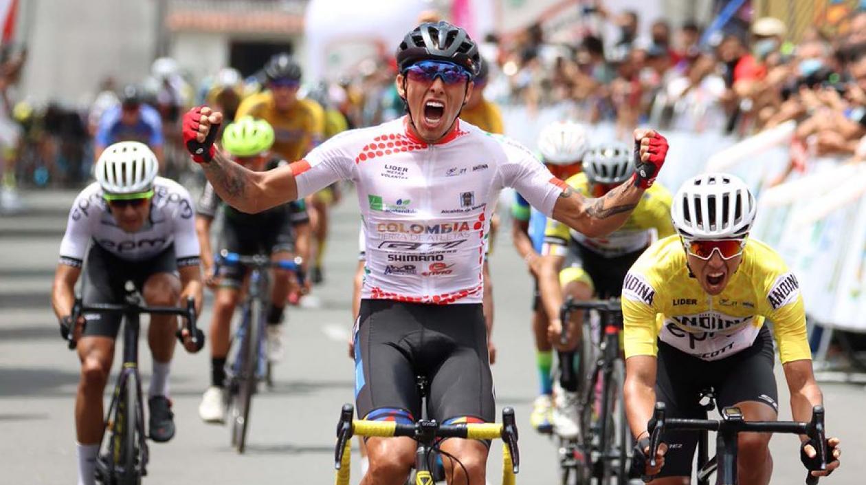 Óscar Quiroz, de Colombia Tierra de Atletas, se impuso en el esprint final de la tercera etapa del Clásico RCN.