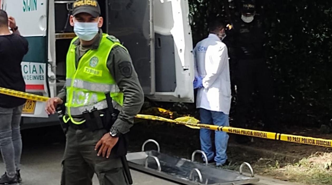 El Laboratorio de Criminalística disponiendo el traslado de los restos.