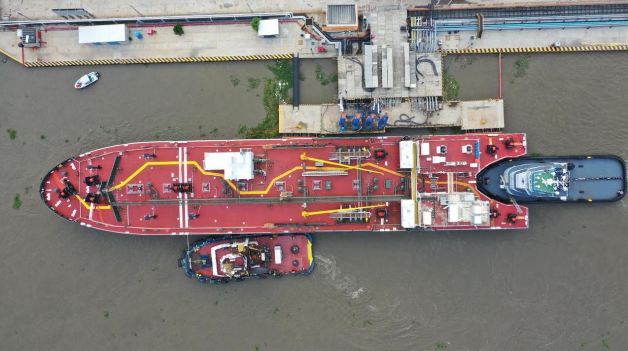 Barcaza de última tecnología cargando asfalto
