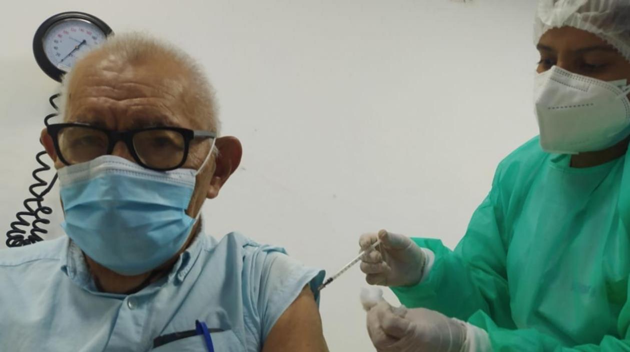 Las terceras dosis solo son para personas mayores de 70 años.