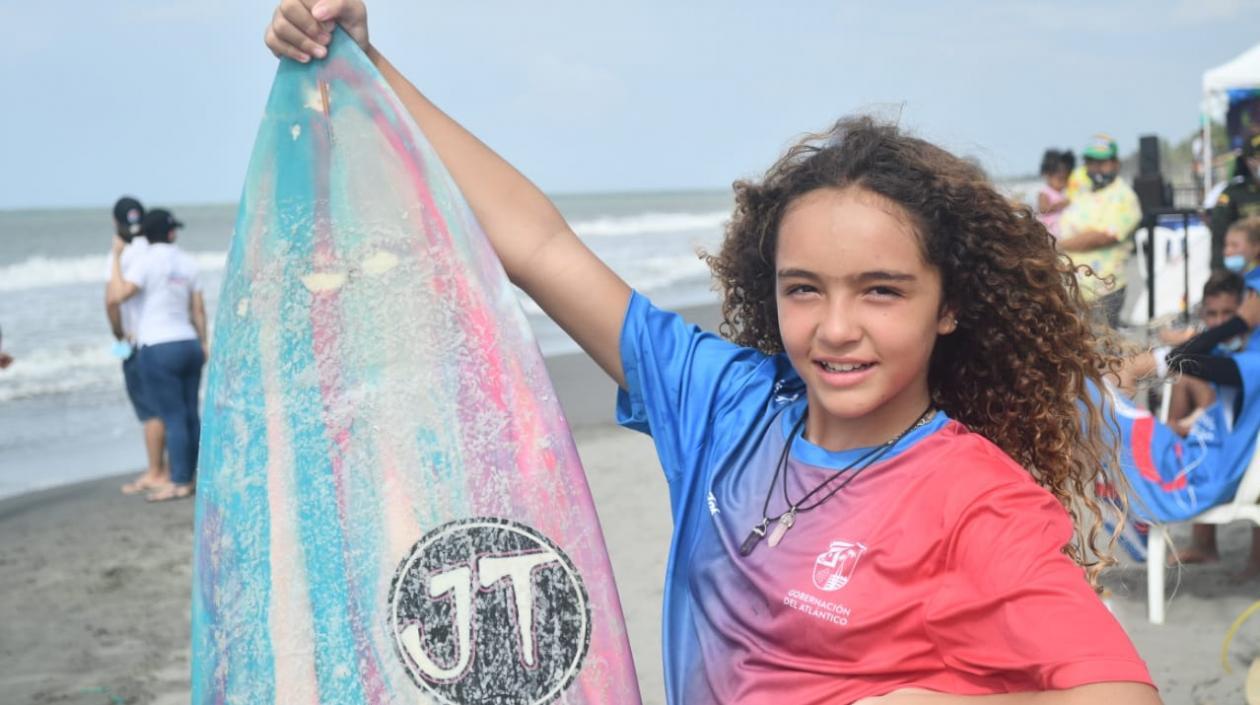 Francesca Arévalo, surfista del Atlántico. 