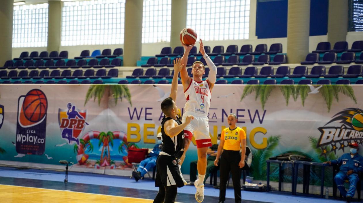 Hansel Atencia realiza un tiro de tres puntos. 