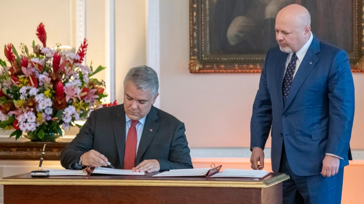 El Presidente Iván Duque y el Fiscal Karim Khan.