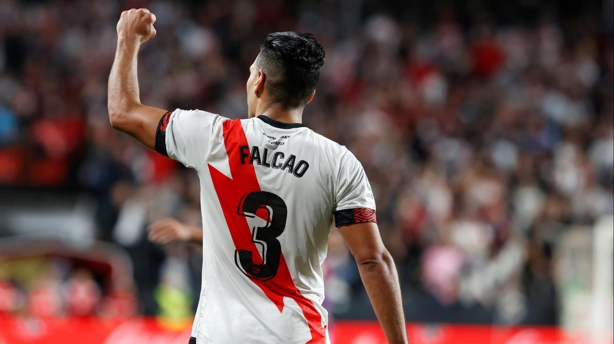 Falcao levanta el puño para celebrar con la tribuna. 
