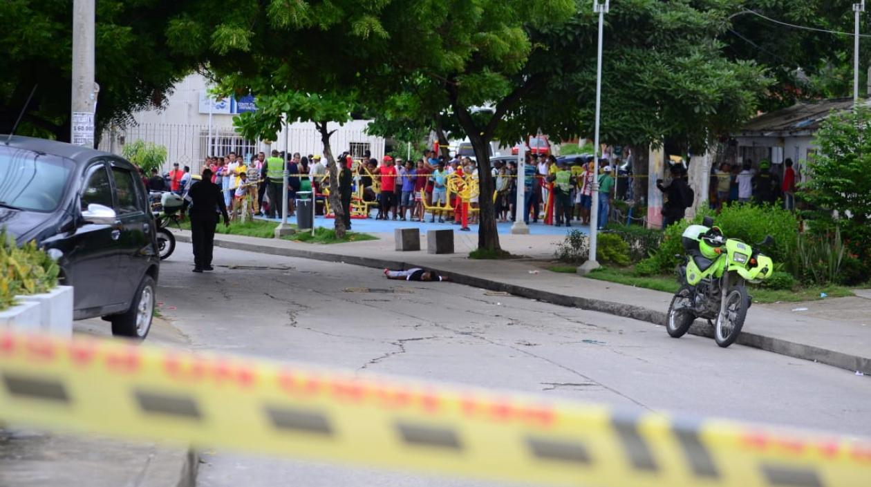 Así quedó el cuerpo del hombre asesinado en el barrio Villate de Barranquilla.
