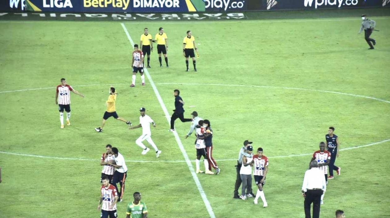 Hinchas de Junior ingresaron a la cancha