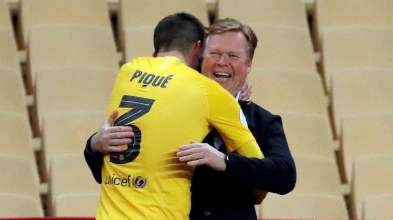 Gerard Piqué se da un abrazo con Ronald Koeman. 