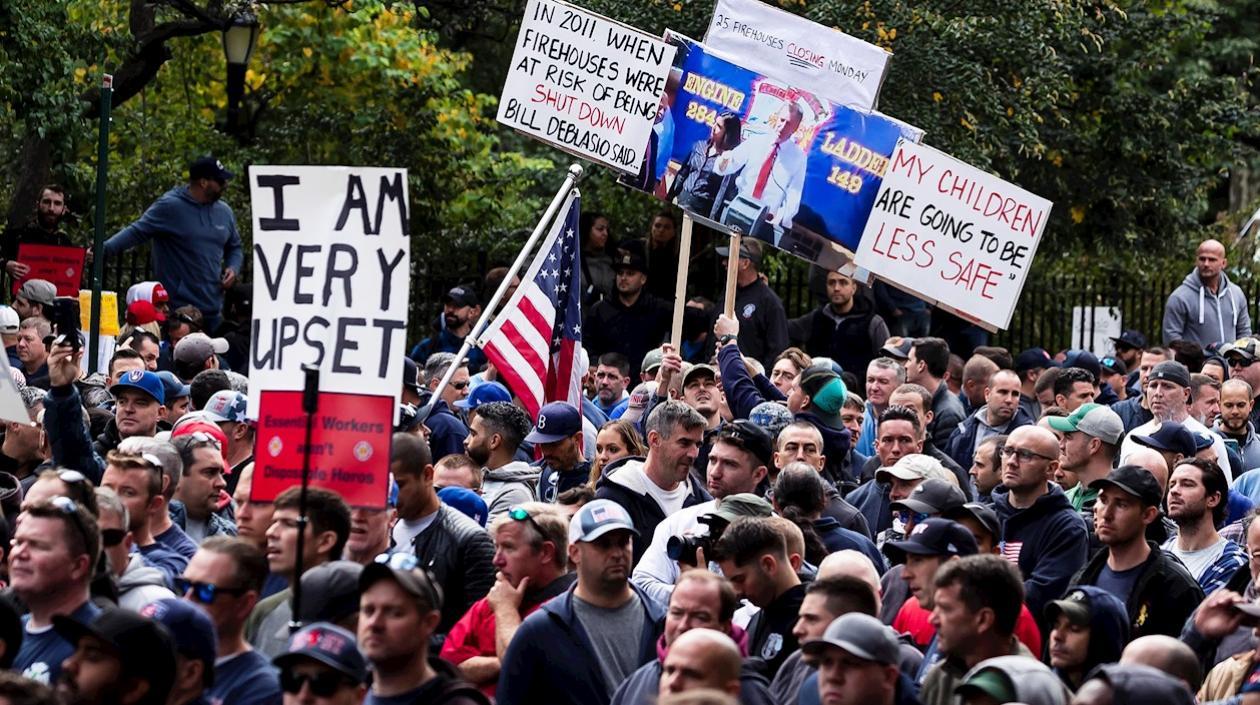 Desde mañana, policías y bomberos de NY tendrán que vacunarse contra el Covid-19.