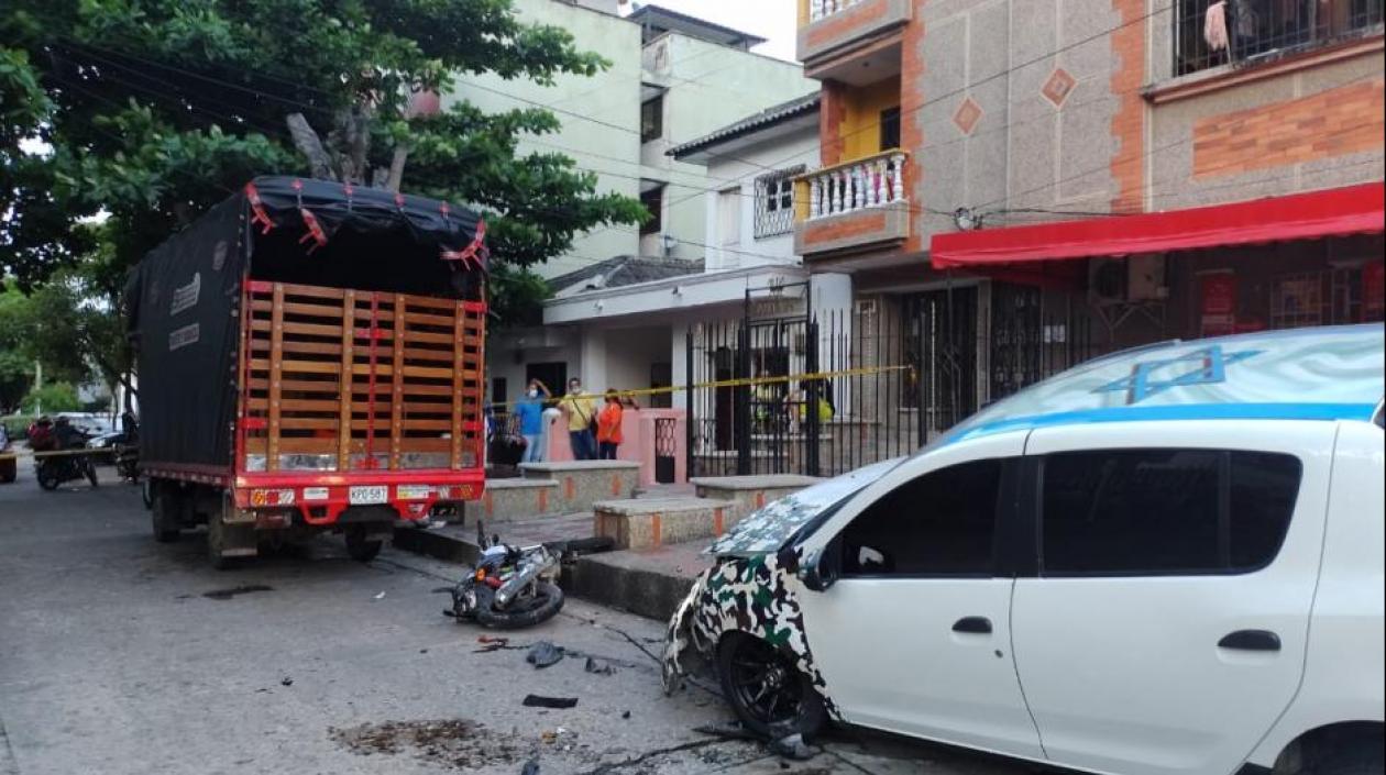 Tras ser atracado, hombre persiguió a dos ladrones, los arrolló y disparó