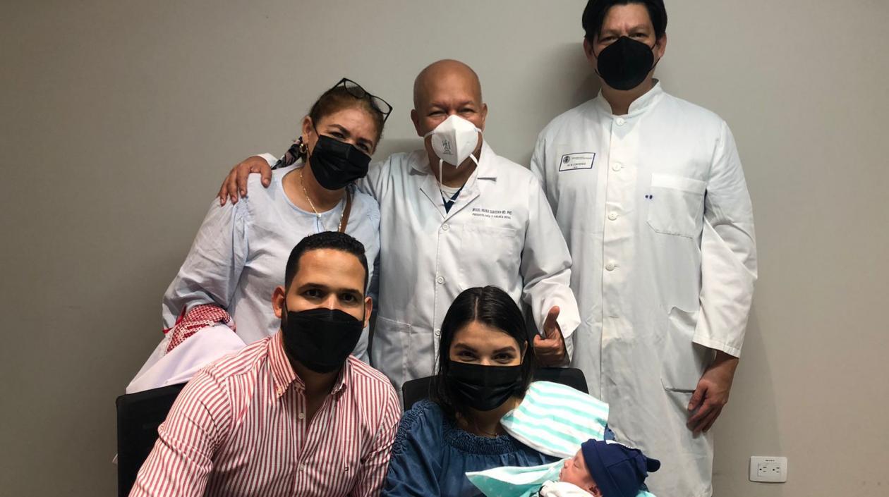 Equipo médico con los padres del bebé operado.