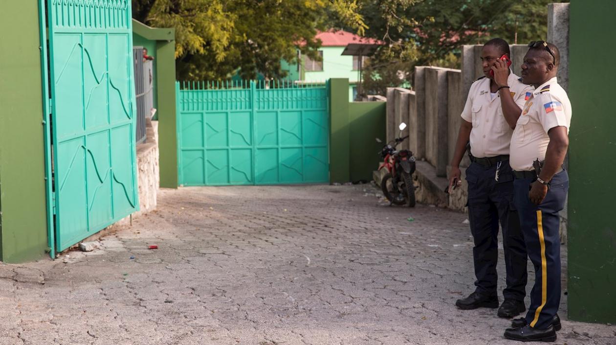 Policías custodian hoy el colegio Saint Louis de Bourdon en Puerto Príncipe..