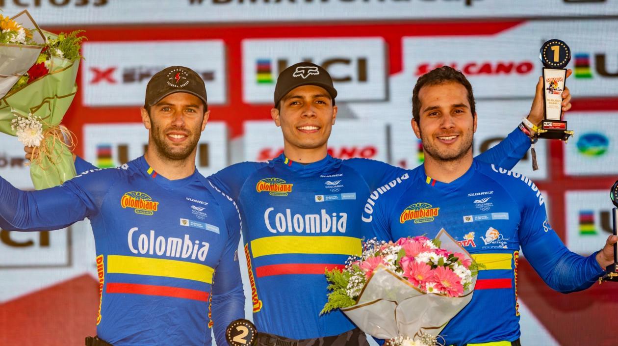 Diego Arboleda escoltado por Vincent Pelluard y Carlos Ramírez. 