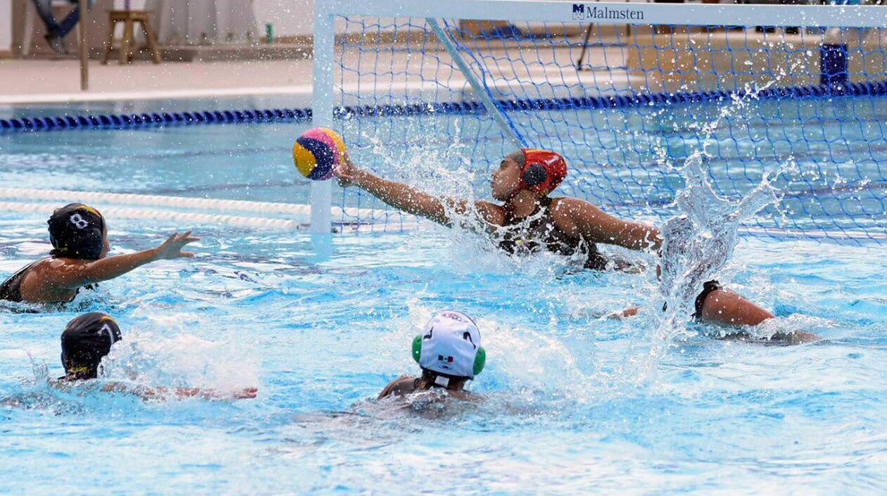 Acción de un partido de waterpolo. 