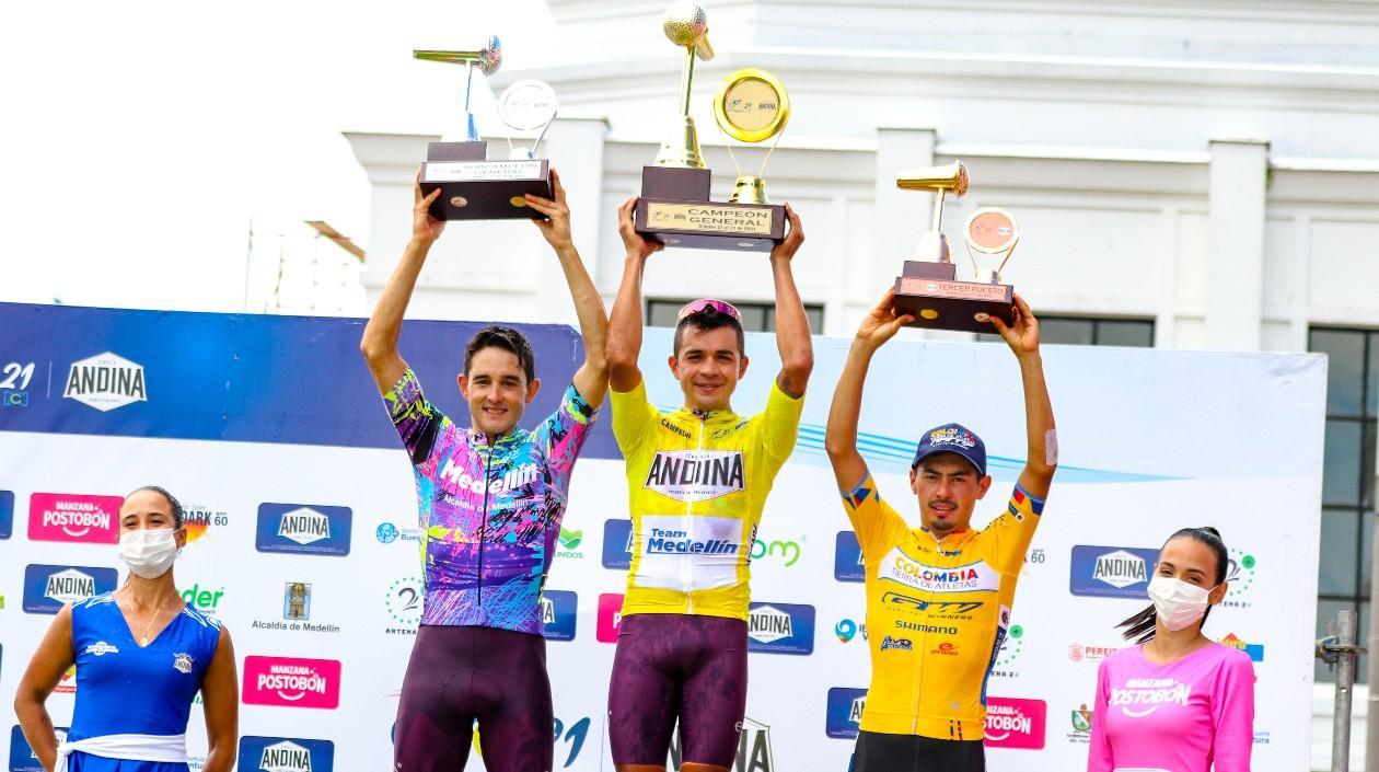 Fabio Duarte levanta el trofeo de campeón. 