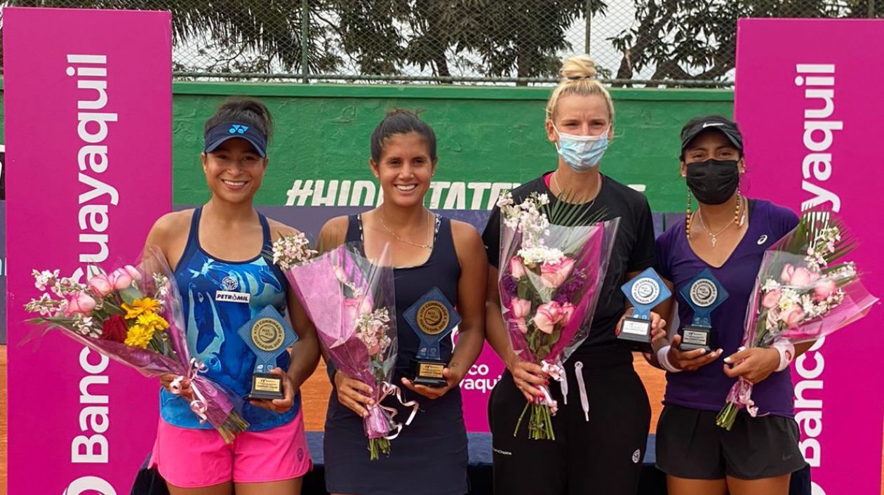 María Fernanda Herazo y María Paulina Pérez con los trofeos de ganadoras. 